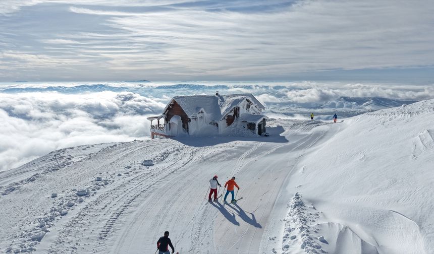 Yıldız Dağı hafta sonu kayakseverlerle doldu