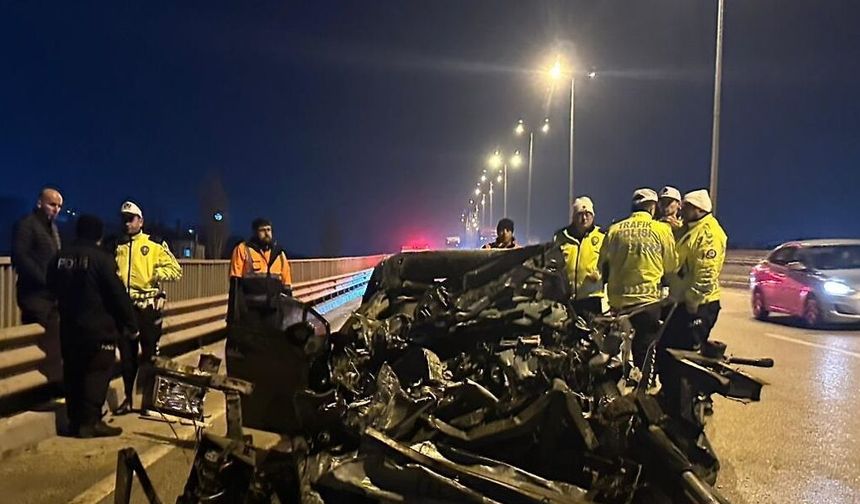 Ankara'da otomobilin tıra arkadan çarptığı kazada sürücü ağır yaralandı