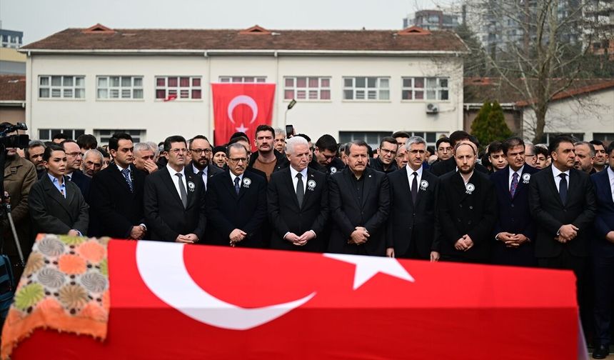 Çekmeköy'de öğrencisinin bıçaklı saldırısında hayatını kaybeden öğretmen için okulunda tören düzenlendi