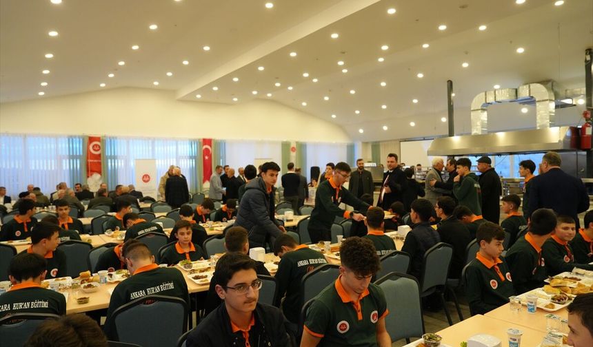 Çubuk Kaymakamı Bakır ile Belediye Başkanı Demirbaş, hafızlık öğrencileriyle iftarda buluştu