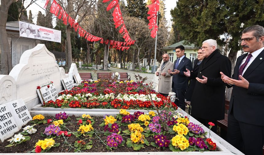 İYİ Parti Genel Başkanı Dervişoğlu, Necmettin Erbakan'ı kabri başında andı