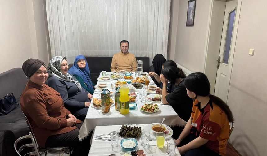 Konya'da sevgi evlerinde kalan çocuklar iftarda ailelere konuk oldu