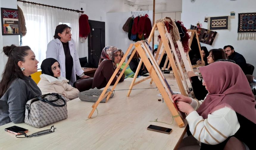 Nevşehir'de üniversite öğrencilerine dokuma atölyesinde halı kültürü tanıtıldı