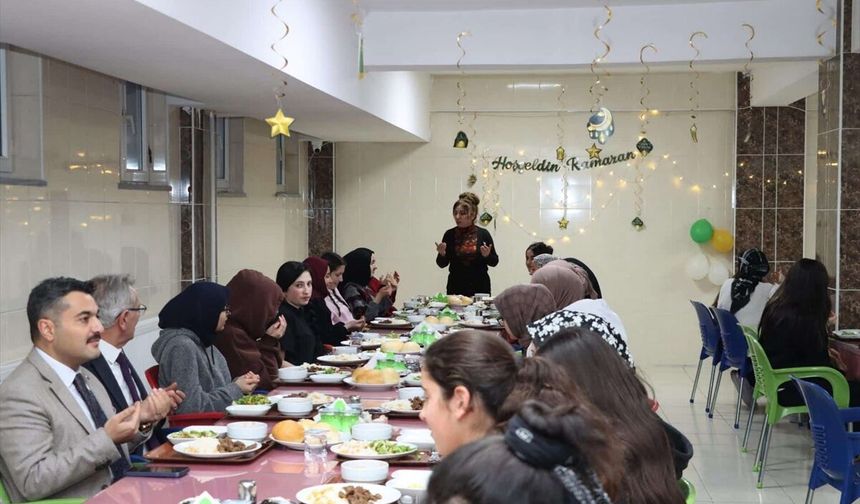 Sivas Milli Eğitim Müdürü Erdoğan iftarda öğrencilerle buluştu