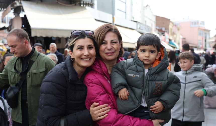 Ünlüce bayram coşkusunu esnafla paylaştı