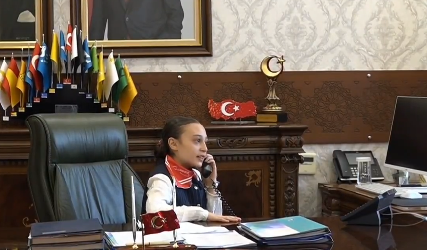 Temsili Vali Talimatı Verdi: Gezici Kütüphane Okul Bahçesine Geldi