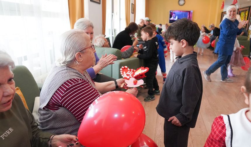 Minikler 23 Nisan coşkusunu deneyimlilerle paylaştı