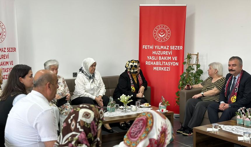 Ayşen Gürcan Anneler Günü’nde Huzurevi Annelerinin Gününü Kutladı